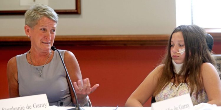 Anne Kızı Maddie De Garay’ın Aşı Sonrası Ağır Derecede Hastalandığını Öne Sürdü