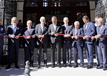 Bakan Özer’den Kütüphane Çıkışı