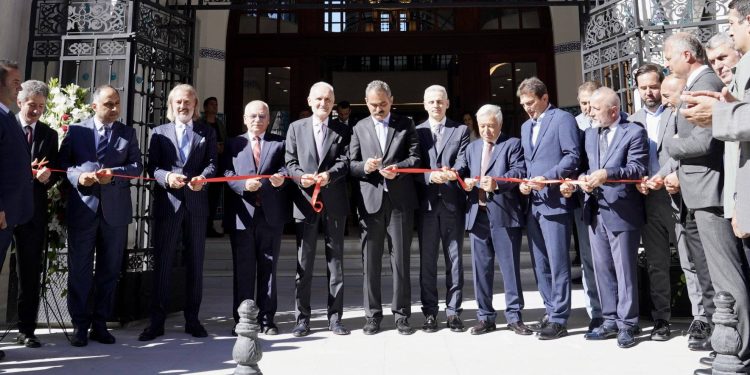 Bakan Özer’den Kütüphane Çıkışı