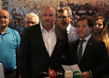 Bursaspor’da Başkan Mesut Mestan ve yeni yönetim mazbatasını aldı