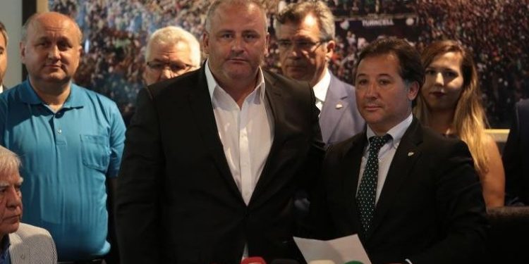 Bursaspor’da Başkan Mesut Mestan ve yeni yönetim mazbatasını aldı