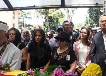 Cumartesi günü yaşama veda eden tiyatro sanatçısı son yolculuğuna uğurlandı