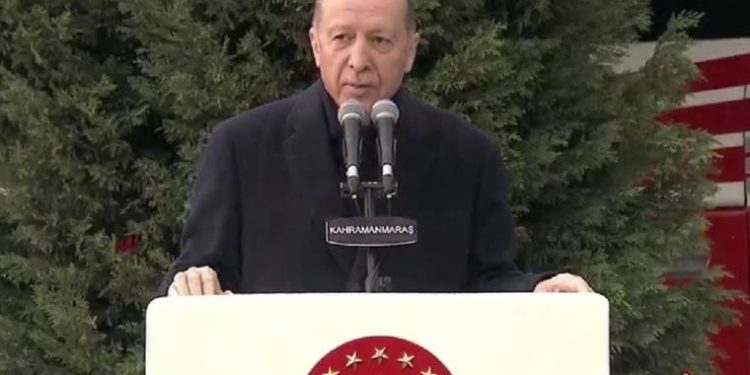 Depremler sürüyor, uzmanlar uyarıyor… AKP’den bir garip temel atma töreni!