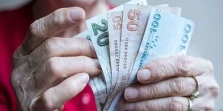 Erdoğan emekliye ‘müjde’ diye canlı yayında açıkladı… Tepkiler çığ gibi! ‘Fazla prim ödeyenlere haksızlık’