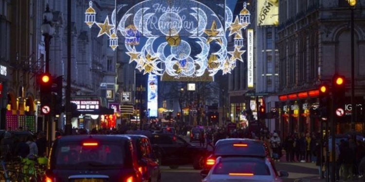 Londra Ramazan ışıkları ile aydınlandı