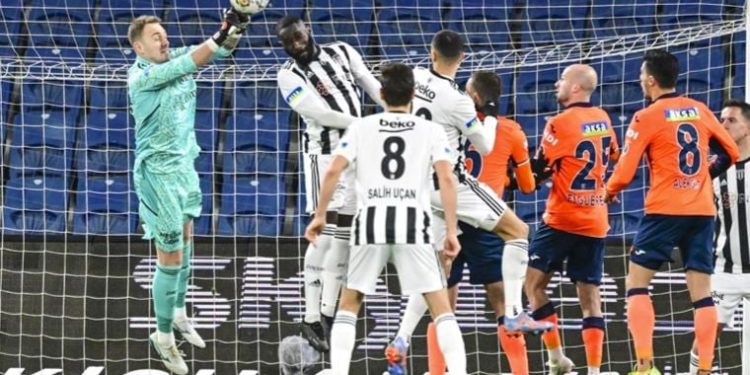 Milli kaleci Mert Günok, Beşiktaş’taki file bekçilerini geride bıraktı