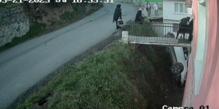 Navigasyon kazası: Otomobil apartman boşluğuna düştü