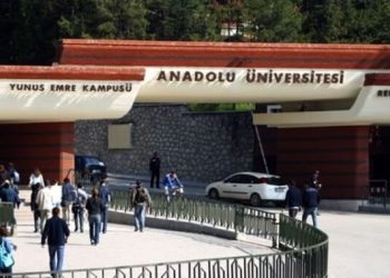 Üniversite Personeline Kıyafet Yönergesi !