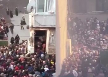 Yer İstanbul’un göbeği! Ramazan öncesi cemaat derneği önünde ‘kumanya’ izdihamı…