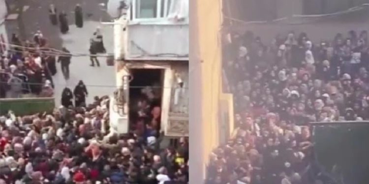 Yer İstanbul’un göbeği! Ramazan öncesi cemaat derneği önünde ‘kumanya’ izdihamı…