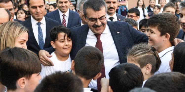Bakan Tekin Nasrettin Hoca Ortaokulunu Ziyaret Etti