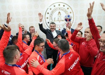Bakan Tekin, Down Sendromlu Futsal Milli Takımını Ağırladı