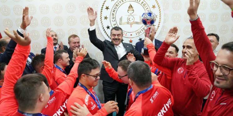 Bakan Tekin, Down Sendromlu Futsal Milli Takımını Ağırladı