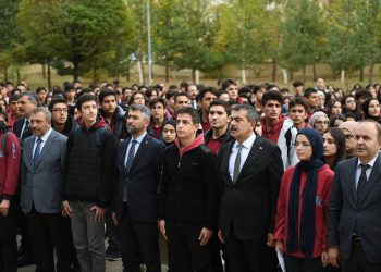 Bakan Tekin ve Öğrenciler, Gazze’de Ölen Çocuklar İçin Saygı Duruşunda Bulundu