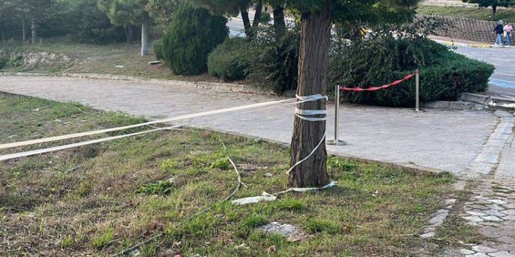 Sakarya Üniversitesi’ndeki Yeşil Alana Öğrenciler Giremiyor ! 