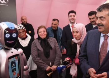 MEB Bakanı Tekin Robotla Konuştu ! 