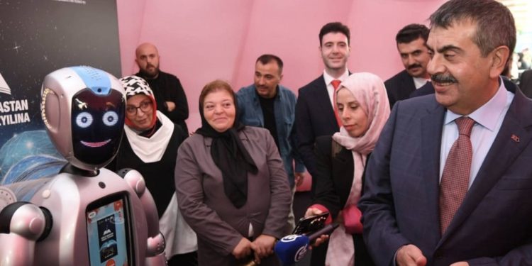 MEB Bakanı Tekin Robotla Konuştu ! 
