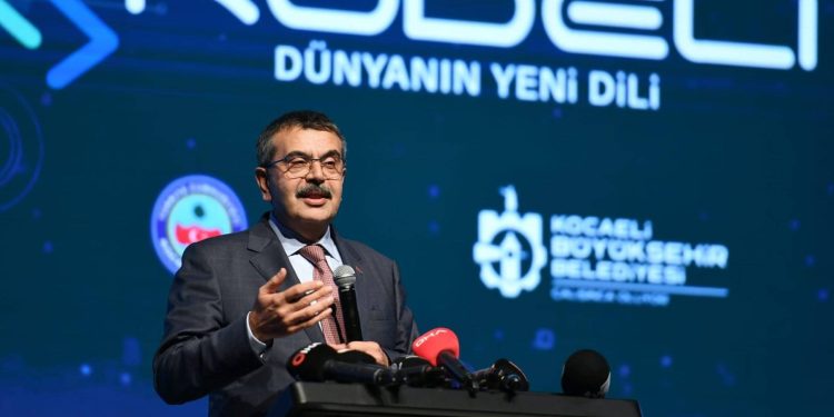 ‘Okullara akıllı tahtaları kurduk, işimiz bitti.’ demiyoruz!”