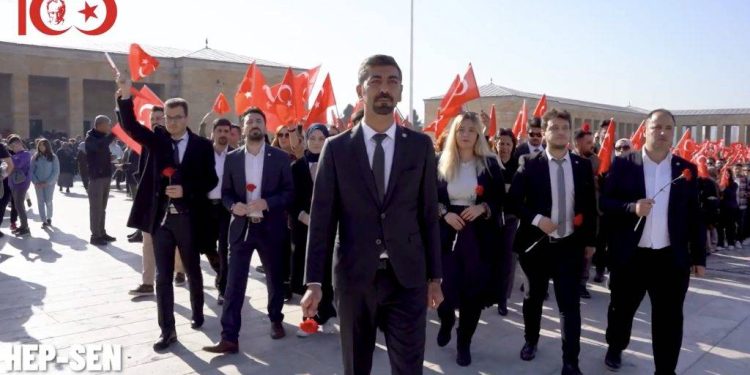 Sağlık Çalışanları Cumhuriyetimizin 100 Yılına Özel Düzenlenen Etkinlikte ‘Nazende Sevgilim’ Türküsü Seslendirdi