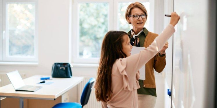 Öğretmen Yer Değişikliği Kılavuzunda ‘Hizmet Alanı’ Kısıtlaması Kalkmalı